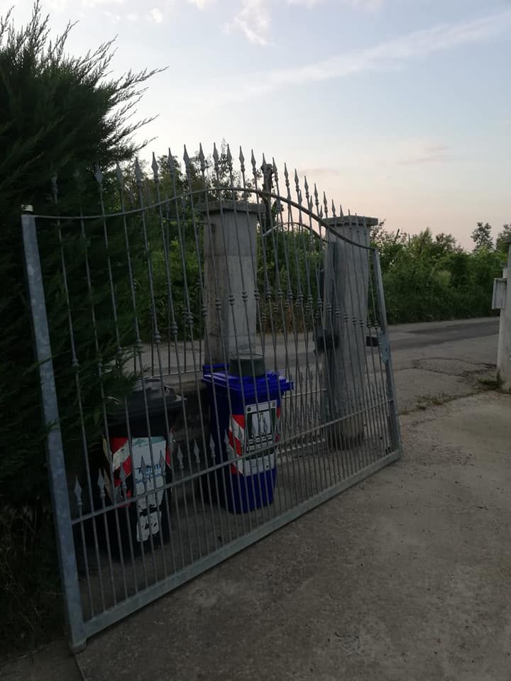 MONCALIERI - I nuovi confini dei furti in casa: ladri smontano cancelli delle villette per rubare auto