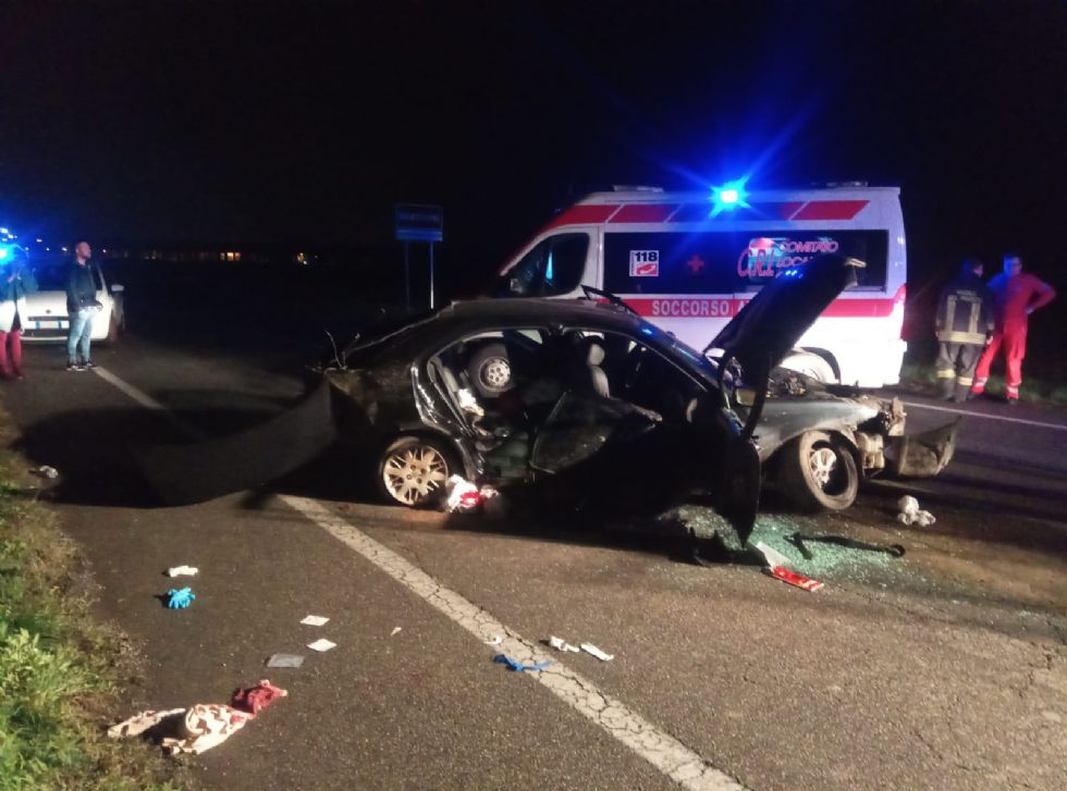CARMAGNOLA - Perde il controllo dell'auto e si schianta in via Chieri