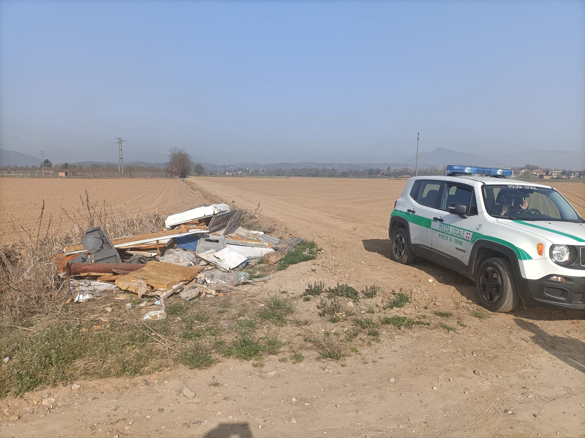 RIVALTA - Ammasso di rifiuti abbandonato vicino al circolo aeroclub 'Fontanone'