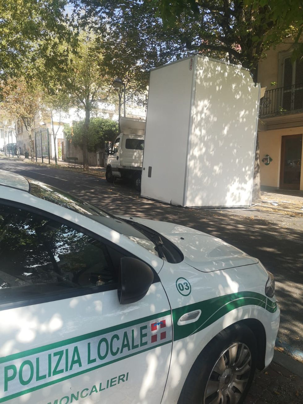 MONCALIERI - Porta il pane al Santa Croce e si incastra con il rimorchio sotto l'albero