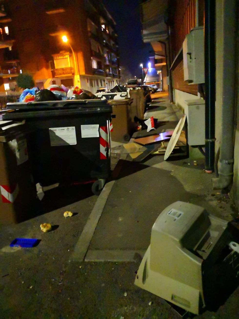 NICHELINO - Disastro di rifiuti in via Galilei: marciapiede bloccato