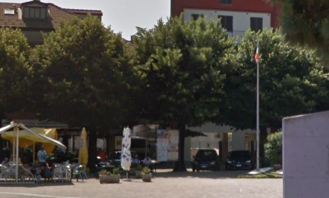 LA LOGGIA - Strappa la bandiera italiana della piazza e poi la ricompra per evitare la denuncia