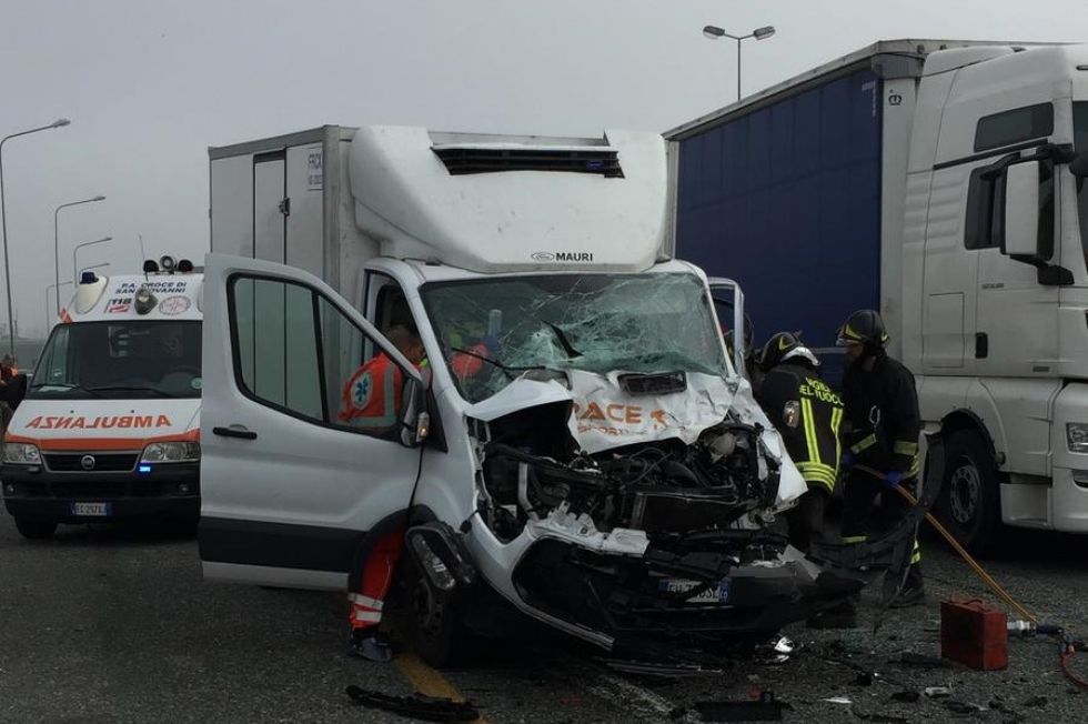 Moncalieri Brutto Incidente In Tangenziale Furgone Si Schianta Contro Un Camion Foto