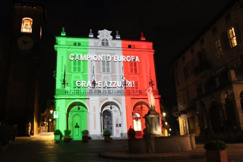 MONCALIERI - L'omaggio del Comune all'Italia campione con il municipio illuminato a tricolore