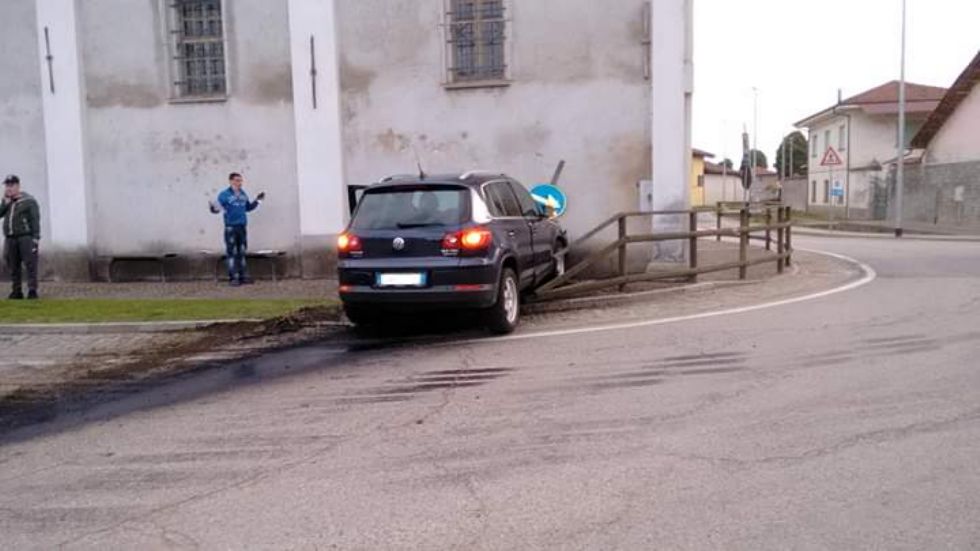 VIRLE - Perde il controllo dell'auto e sfonda il muro della chiesa