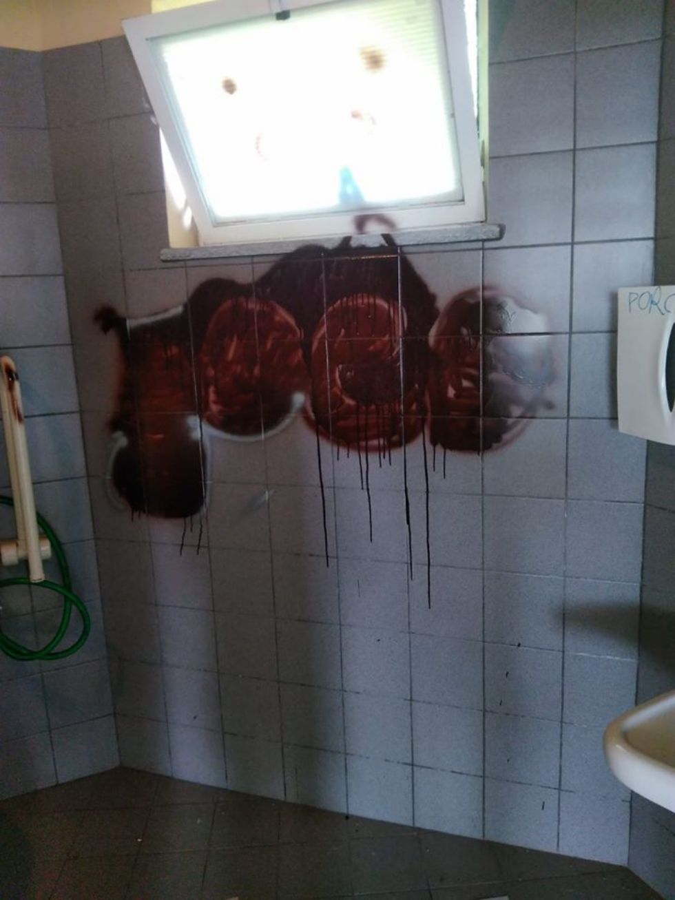 LA LOGGIA - Vandali imbrattano i servizi igienici di fronte alla scuola elementare