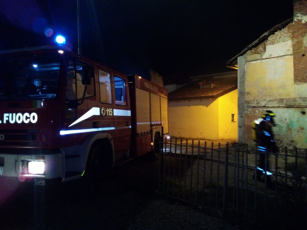 PANCALIERI - Incendia sterpaglie e spazzatura e poi sfascia le vetrine di un bar: denunciato