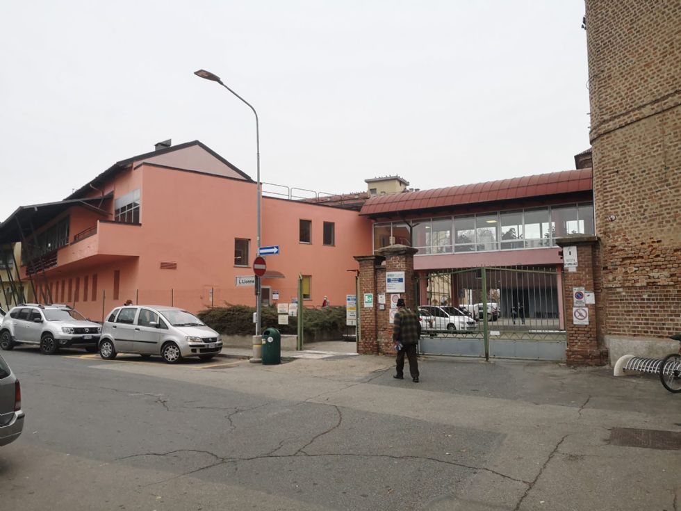 CARMAGNOLA - Vuole essere ricoverato a tutti i costi e sfascia le vetrate dell'ospedale