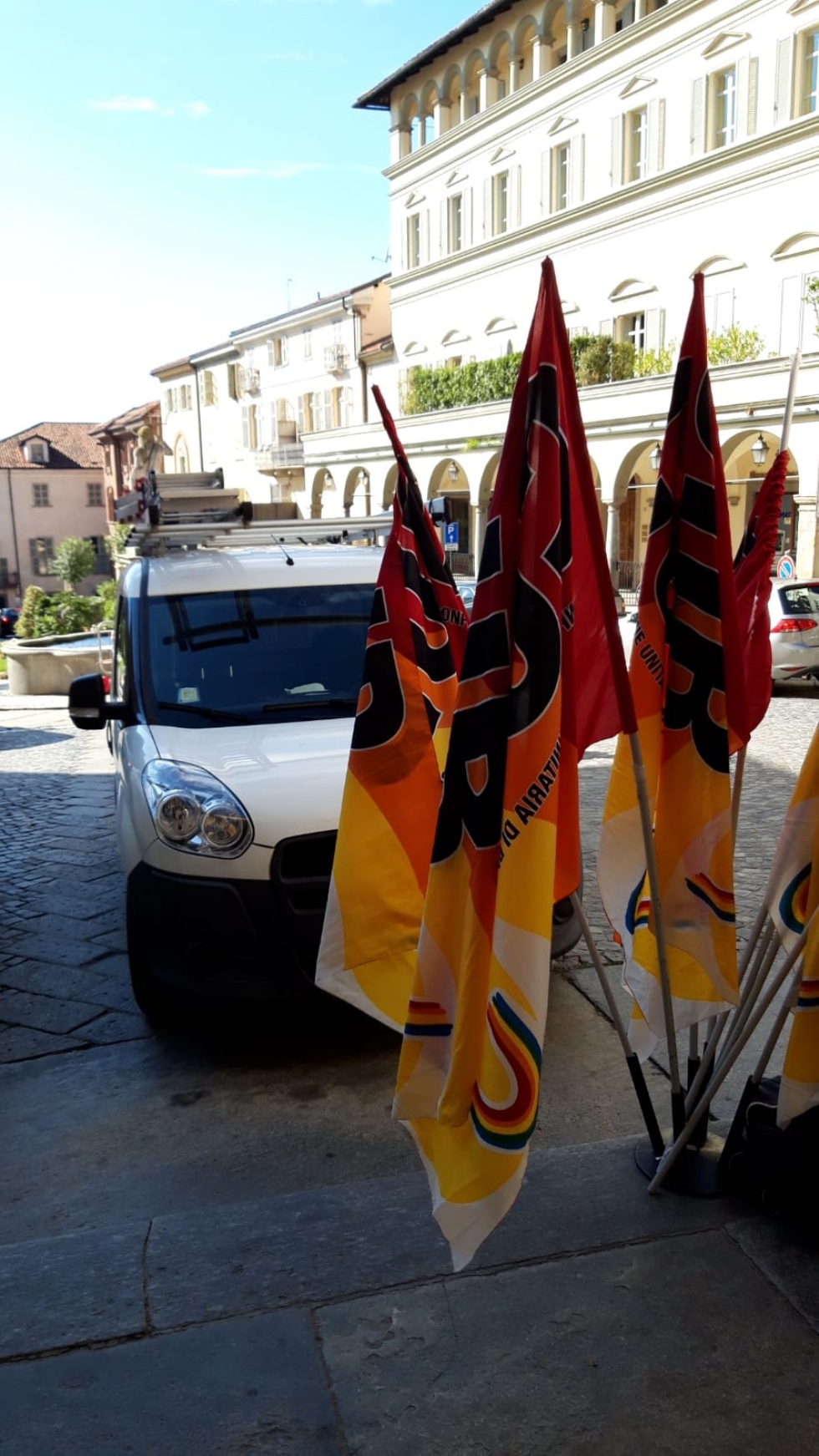 MONCALIERI - Protesta dei dipendenti del Denina per i tagli: manifestazione in piazza