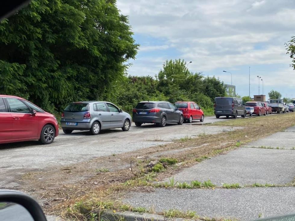 CARMAGNOLA - Continuano code e disagi per chi va al centro di conferimento rifiuti