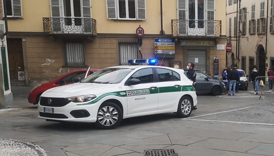 MONCALIERI - Fermato senza revisione tre volte in due settimane: macchina confiscata