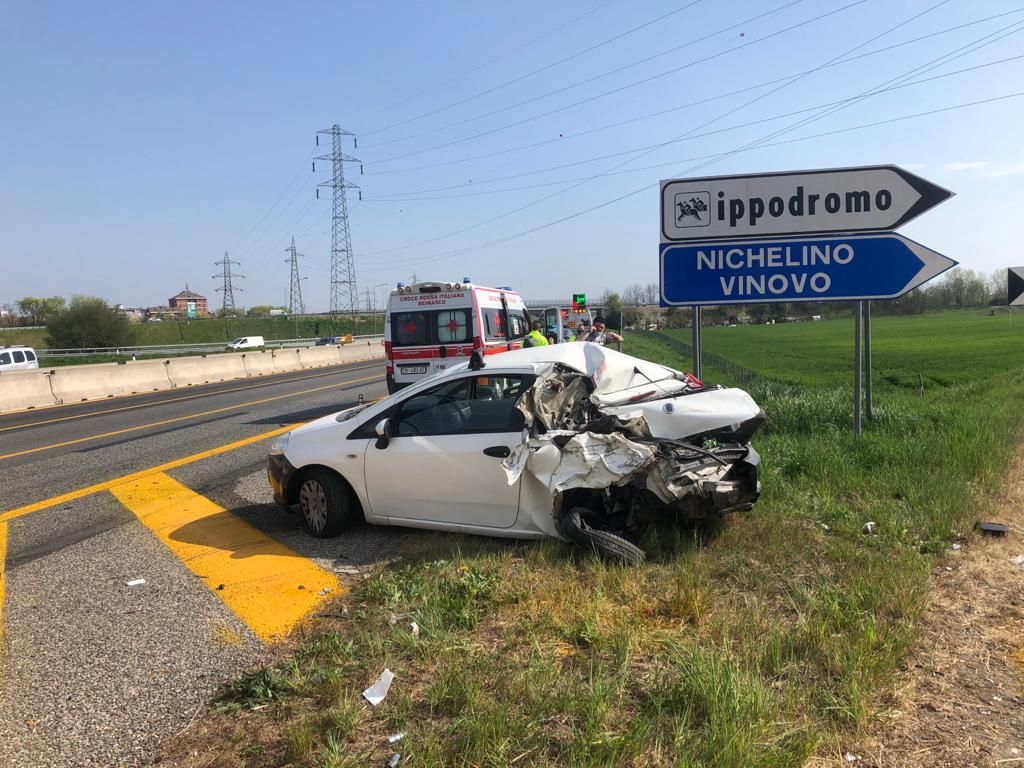 NICHELINO - Incidente in tangenziale all'uscita Debouché: un ferito