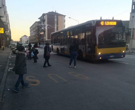 MONCALIERI - Bloccano l'autobus con la macchina e lo prendono a pugni minacciando l'autista