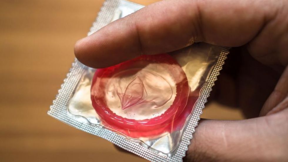 SANGANO - Il distributore di profilattici non gli dà il resto e prende a pugni la vetrina della farmacia