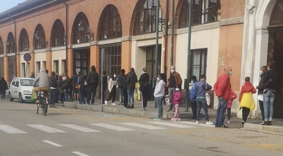 CAOS TAMPONI - Il bimbo ha mal di gola: due ore di attesa a Carmagnola per il tampone
