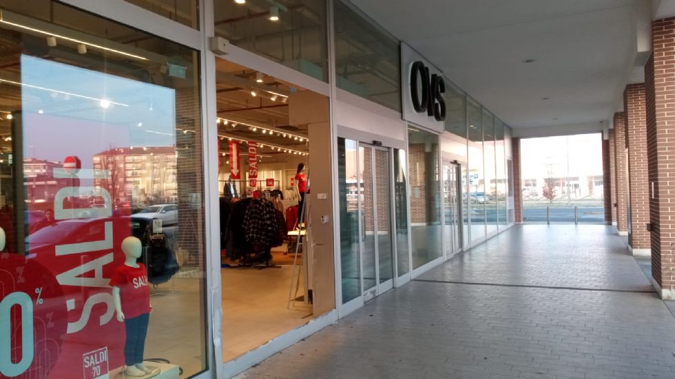RIVALTA - Spaccata nella notte all''Ovs del centro commerciale di Pasta