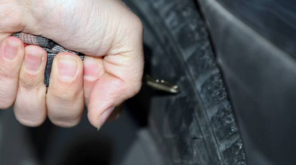 BEINASCO - Bucava le gomme delle auto per rubare le borse: arrestato algerino