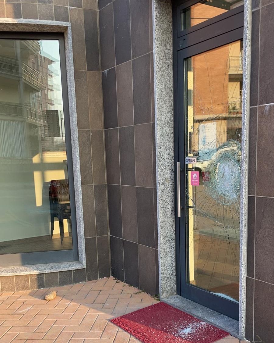 NICHELINO - Sfasciato da ignoti l'ingresso della nuova pizzeria in via Colombetto