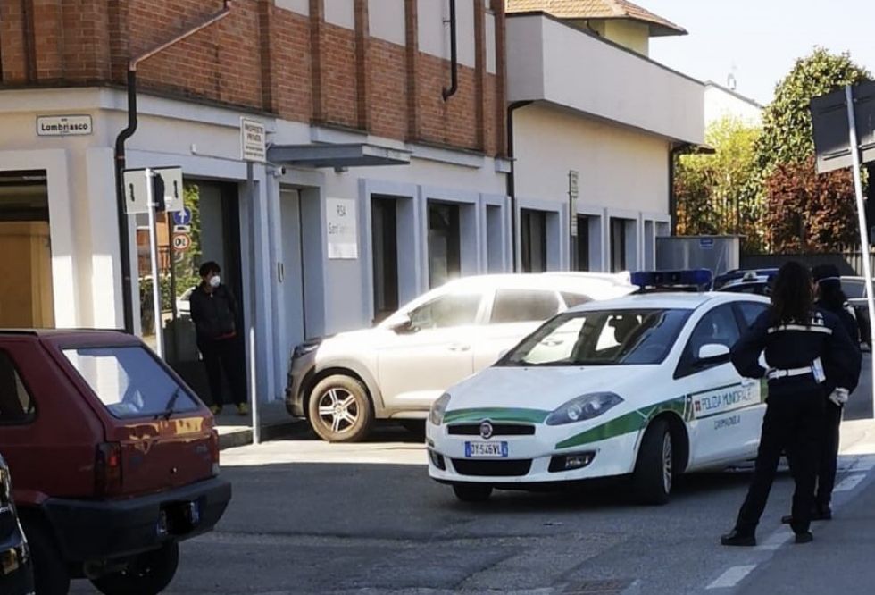 CARMAGNOLA - La protesta degli operatori della rsa Sant'Antonio: 'Vogliamo i tamponi'