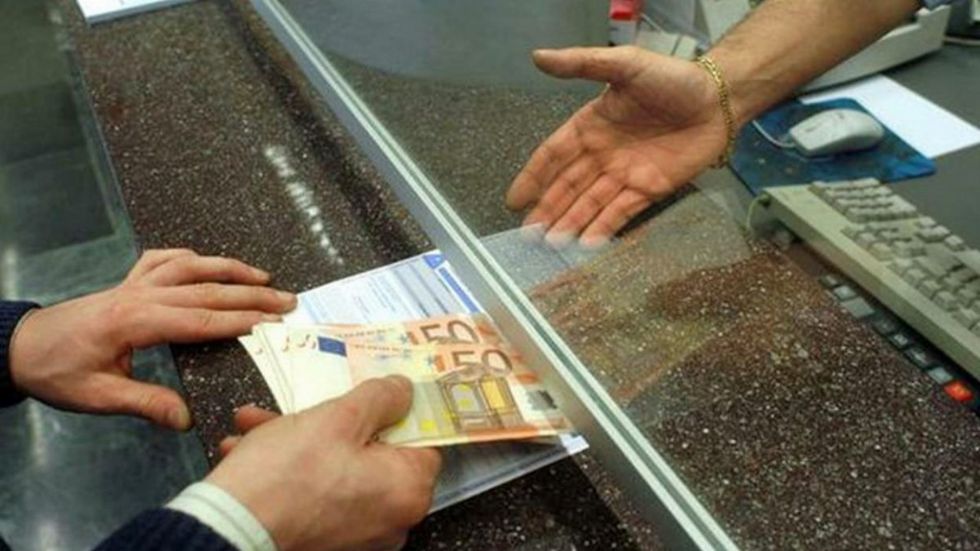 MONCALIERI - Proteste all'ingresso Unicredit di corso Roma per la coda: arrivano i carabinieri