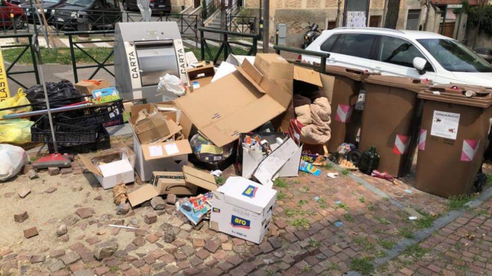 MONCALIERI - Maiali di nuovo in azione: rifiuti abbandonati sul marciapiede