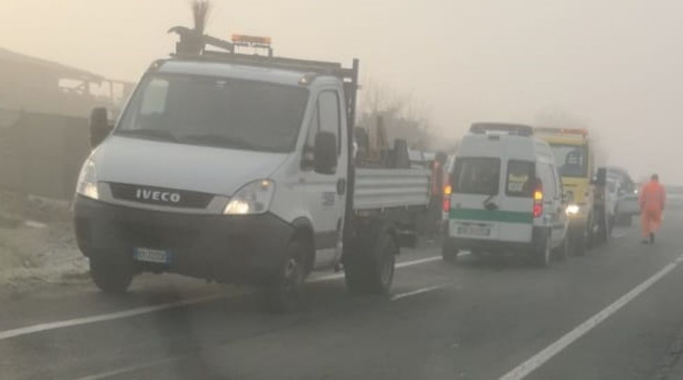 MONCALIERI - Non vede le auto per la nebbia e provoca un tamponamento a catena