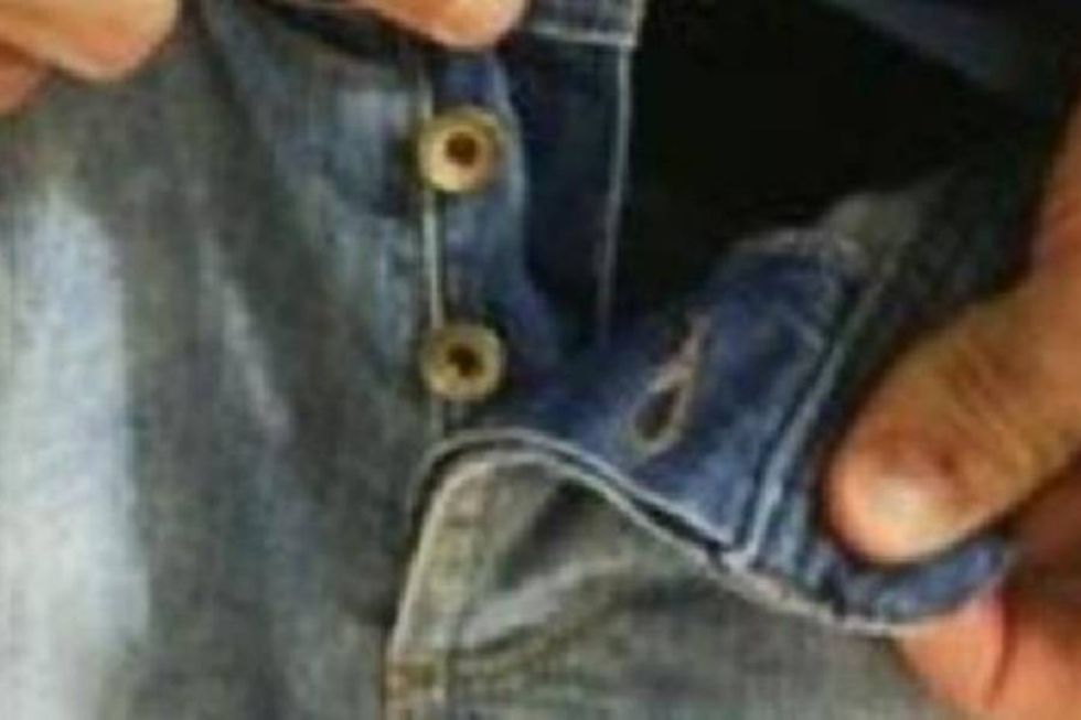 MONCALIERI - Lo vedono toccarsi nelle parti intime sul balcone e chiamano le forze dell'ordine: e lui conferma