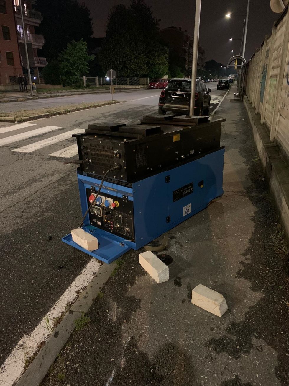 NICHELINO - Il camioncino rubato perde il maxi generatore: recuperato sul ponte per via Artom