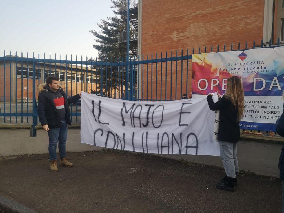 MONCALIERI - Appeso un nuovo striscione al Majorana per Liliana Segre