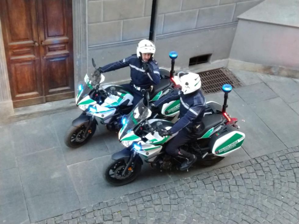MONCALIERI -Vede la polizia locale e scappa con la moto. Rintracciato: 1500 euro di multa