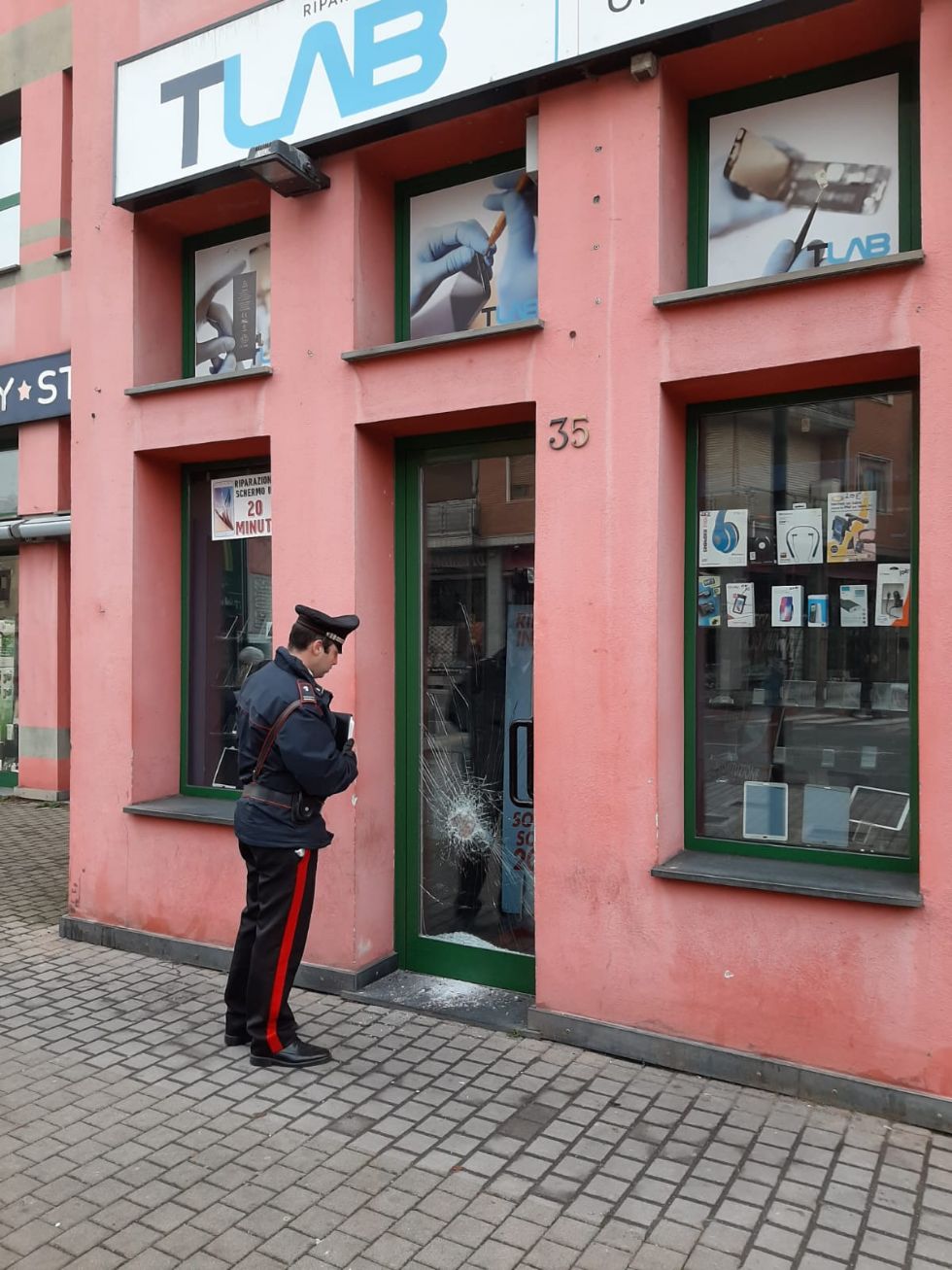 NICHELINO - Arrestato marocchino per una spaccata ad un negozio di telefonia