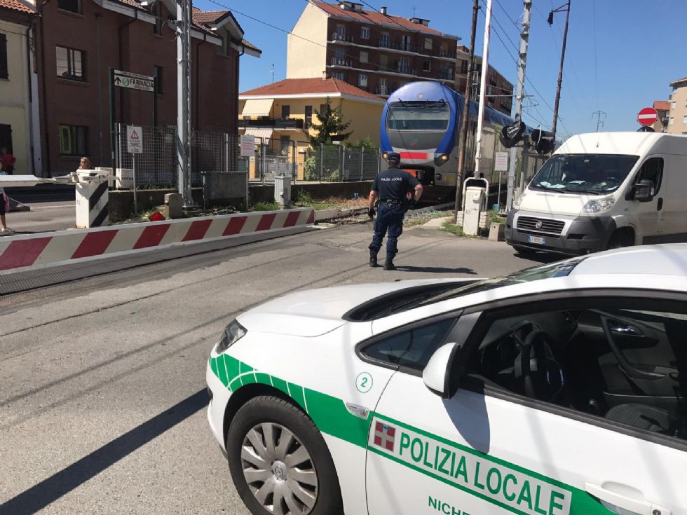 NICHELINO - Guasto al passaggio a livello di via Giusti: mattinata difficile per la circolazione