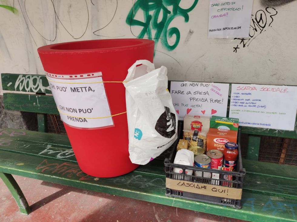 TROFARELLO - Cibo gratis nel contenitore sulla panchina: 'Chi può metta. Chi non non può, prenda'