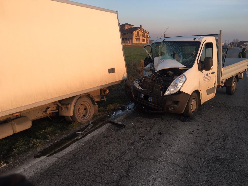 CARMAGNOLA - Tampona il furgone fermo per un guasto sulla provinciale 20, un ferito