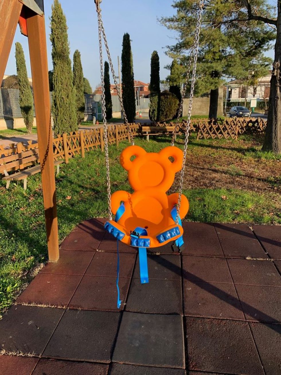CANDIOLO - Un seggiolino sull'altalena per i bimbi con difficoltà motorie