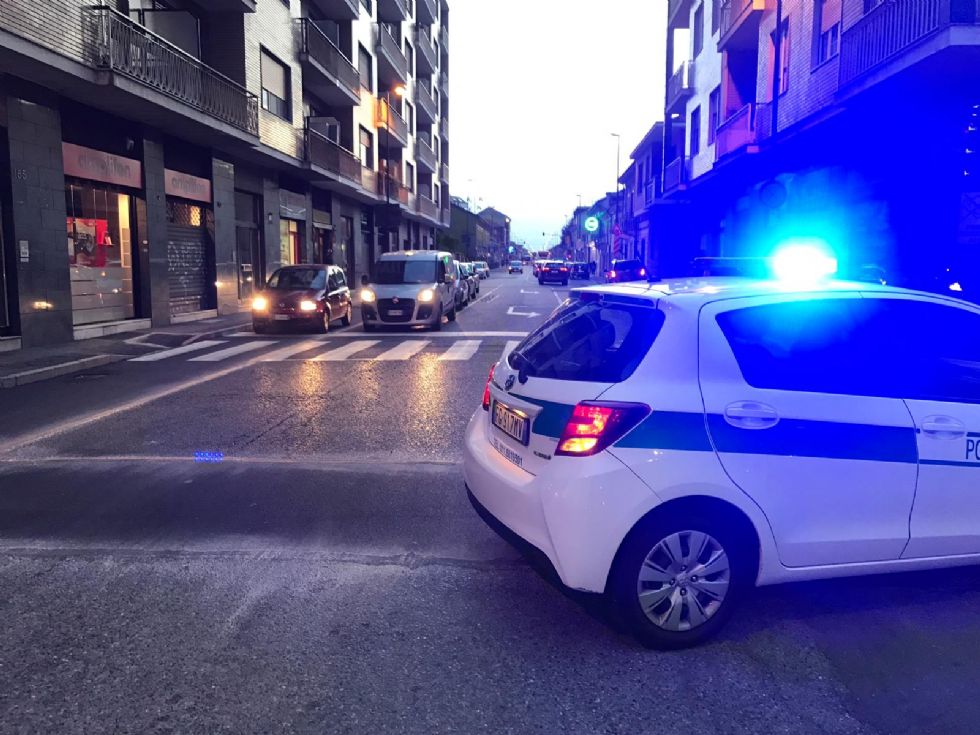 NICHELINO - Si ferma un'auto nel passaggio a livello e blocca la circolazione dei treni