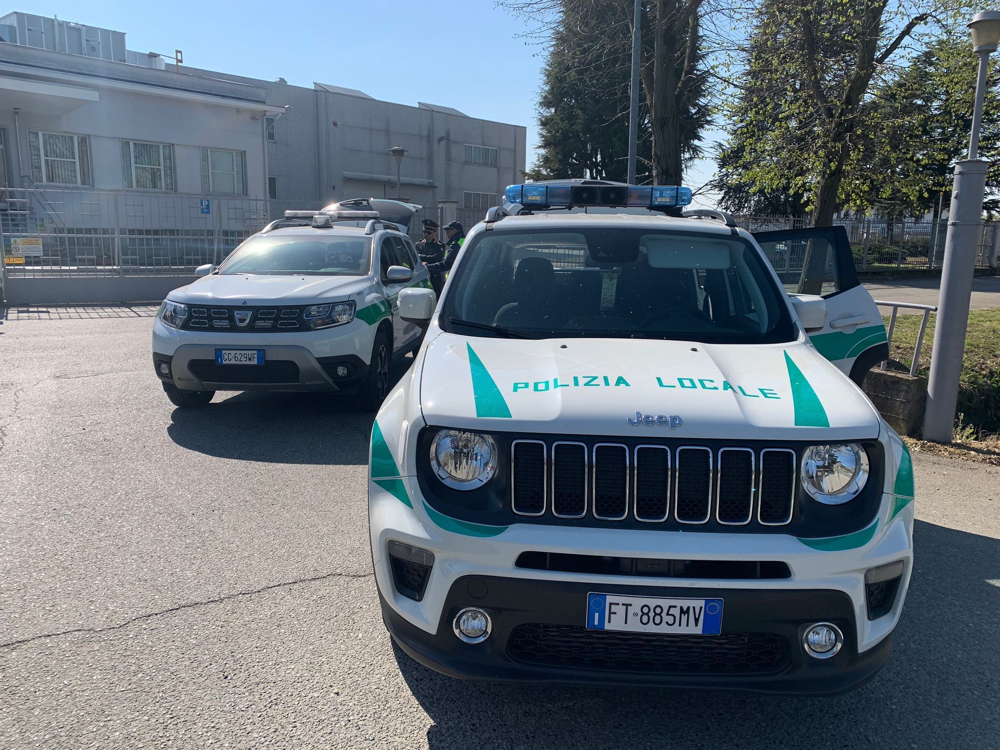 CANDIOLO - Furgone sfonda una sbarra del passaggio a livello e i treni tardano mezz'ora