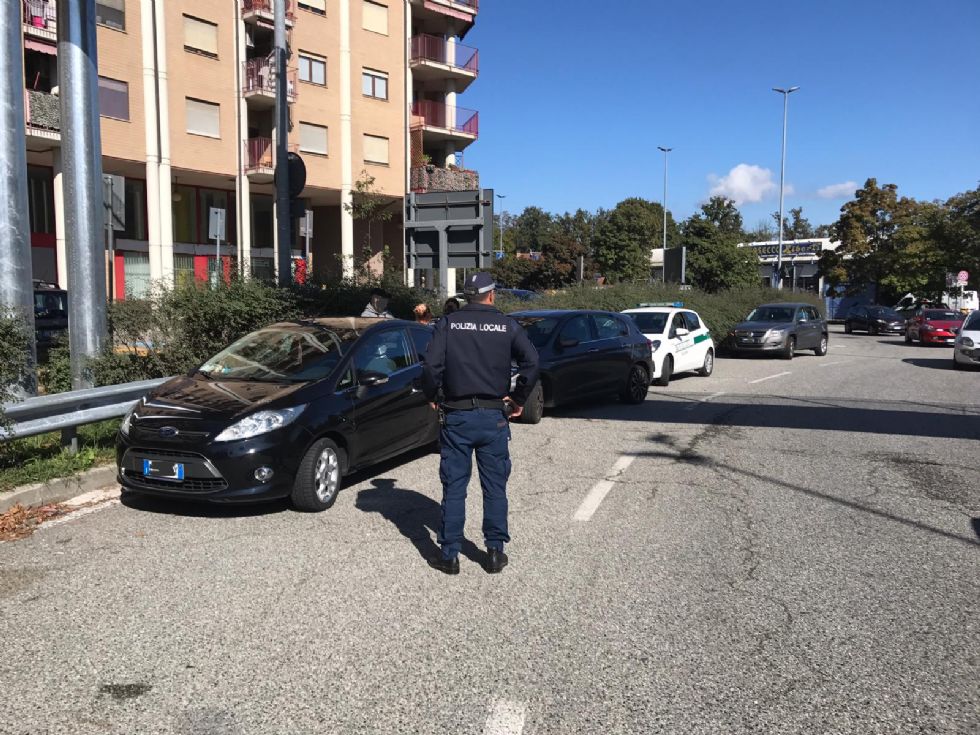 NICHELINO - Viene tamponata e scoperta essere senza assicurazione