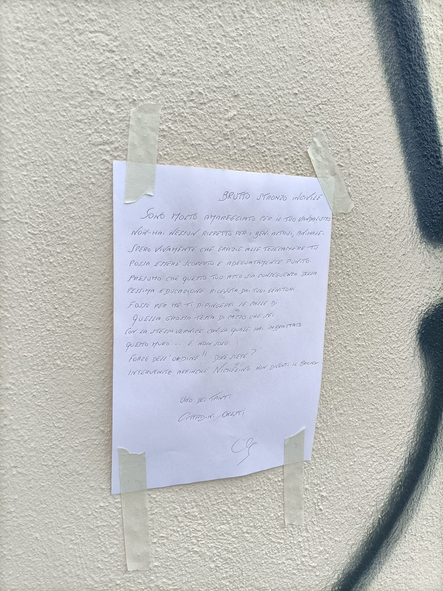 NICHELINO - Un cittadino scrive una lettera al vandalo di piazza Camandona: 'Brutto str.. incivile'