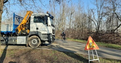 RIVALTA - Si scontrano due bici e arriva l'ambulanza sulla pista ciclabile: 'Inadatta per pedoni e ciclisti'