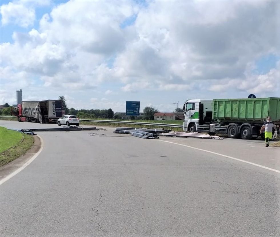 LA LOGGIA - Camion perde il carico di tubi sulla strada: provinciale bloccata