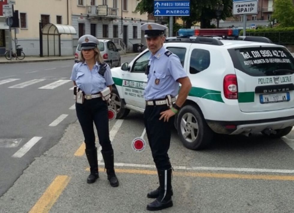 CANDIOLO - Non si ferma all'alt, inseguito dalla polizia locale. Aveva la patente revocata
