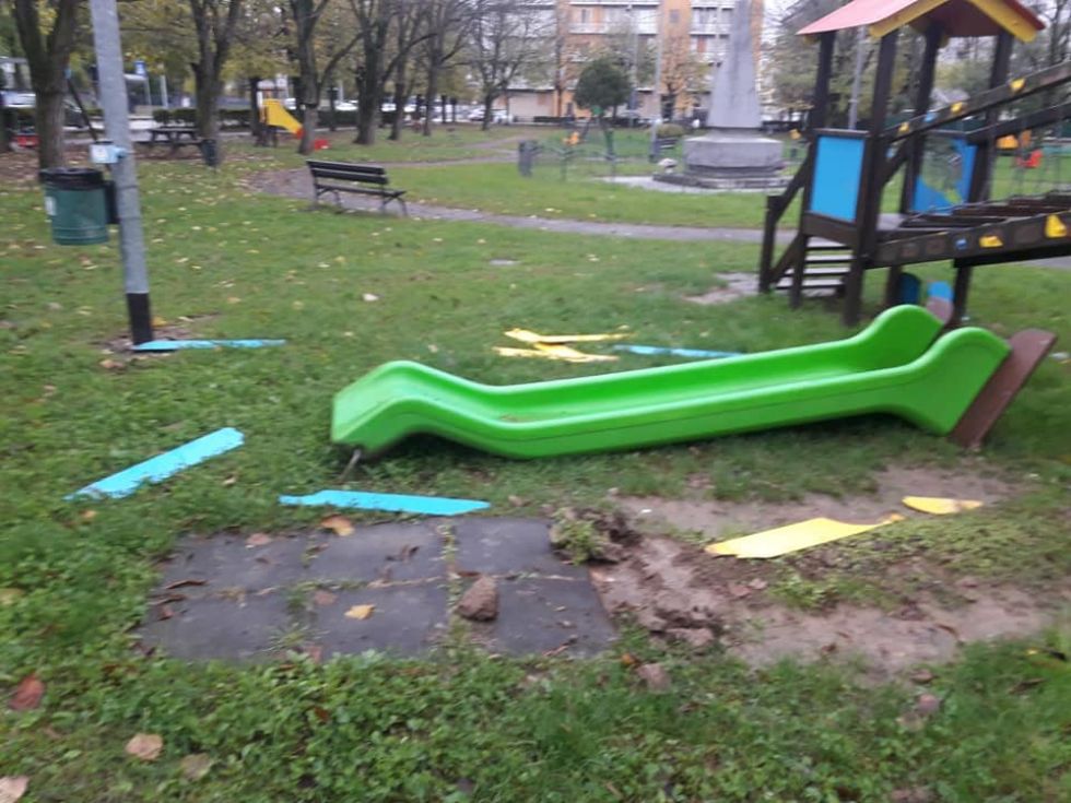 ORBASSANO - Devastati i giochi bimbi del parco di via Dante Di Nanni