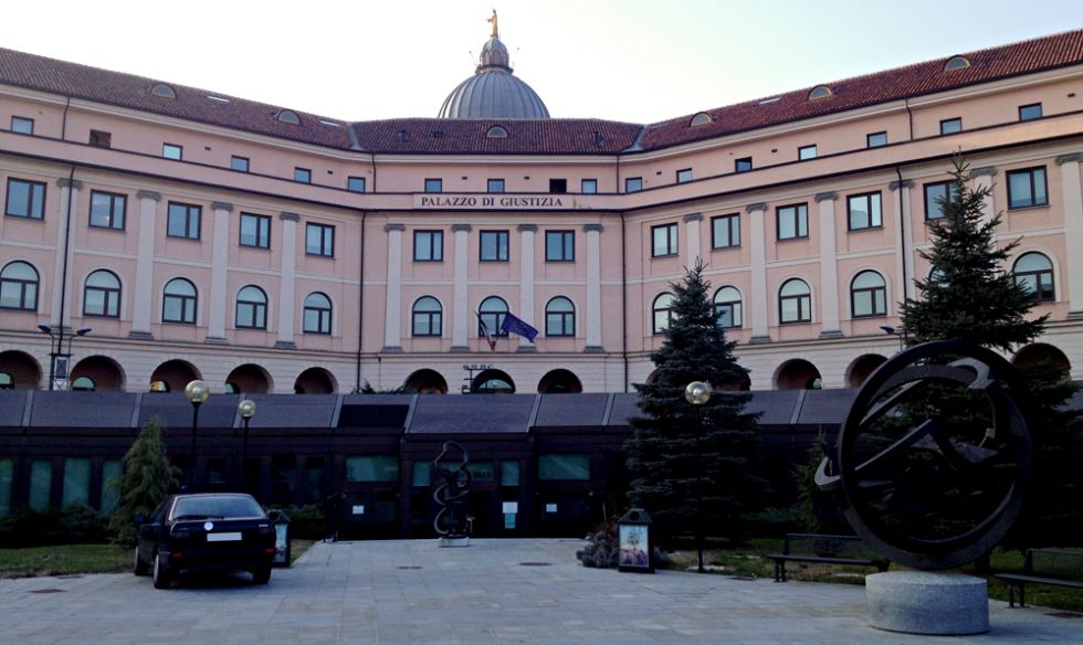 CARMAGNOLA - Insulta su Facebook un'addetta romena di una società elettrica e lei la denuncia