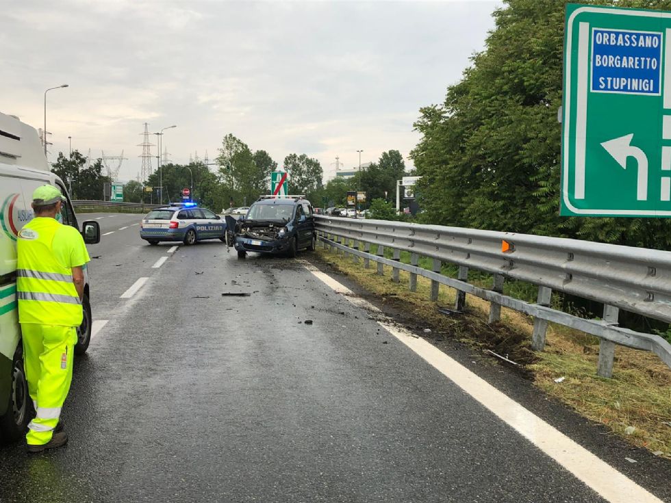 NICHELINO - Pirata della strada tampona auto in tangenziale e fugge