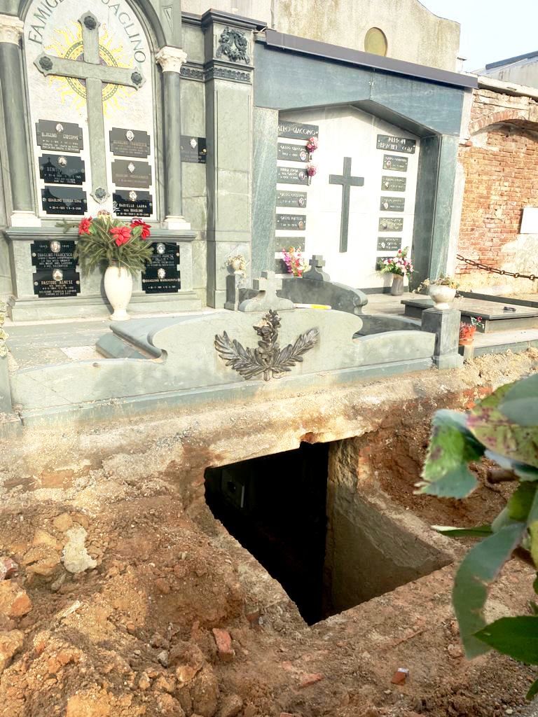 RIVALTA - Durante i lavori di riqualificazione del cimitero, spuntano le tombe interrate