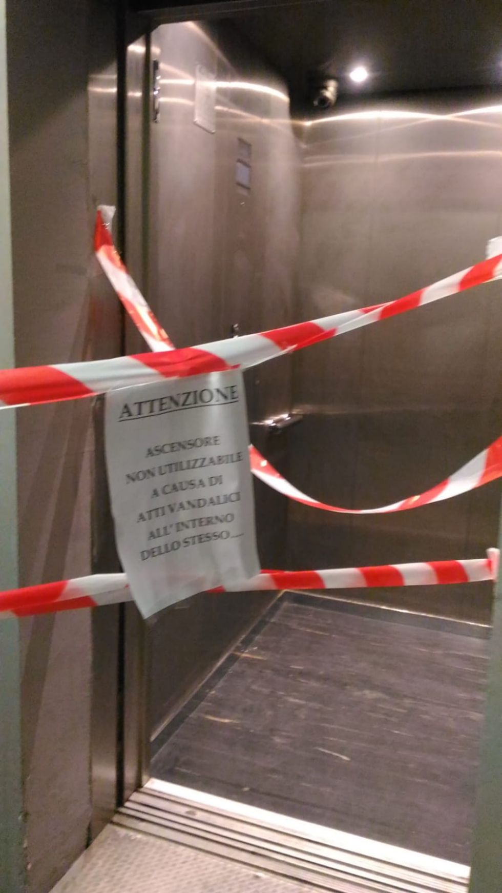 TROFARELLO - Continuano i vandalismi alla stazione: fuori uso l'ascensore