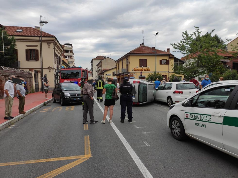 NICHELINO - Paura in via Torino per un incidente con auto ribaltata
