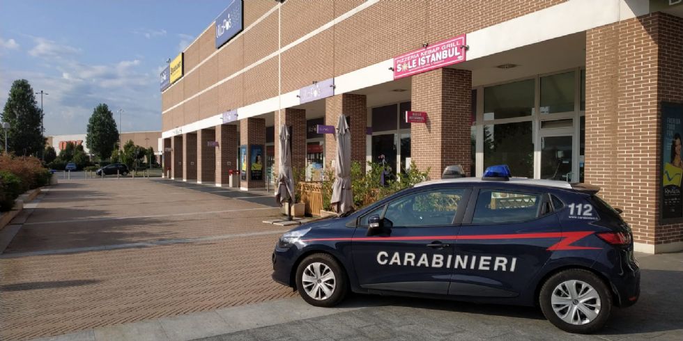 RIVALTA - Pesta il gestore e il commesso di un negozio perchè non gli danno dell'acqua