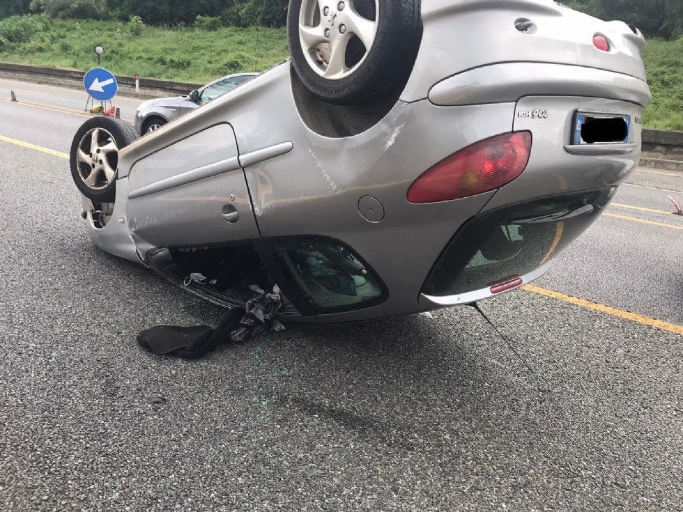 NICHELINO - Paura in tangenziale: si ribalta un'auto vicino allo svincolo Stupinigi